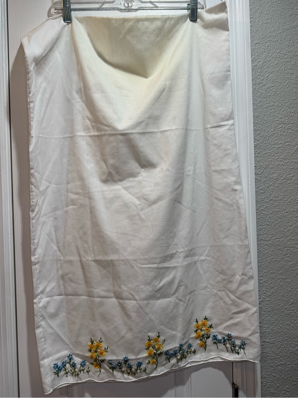 Vintage Hand Embroidered Table Runner w/ Crochet Boarder Small Floral 35”x15.5”
